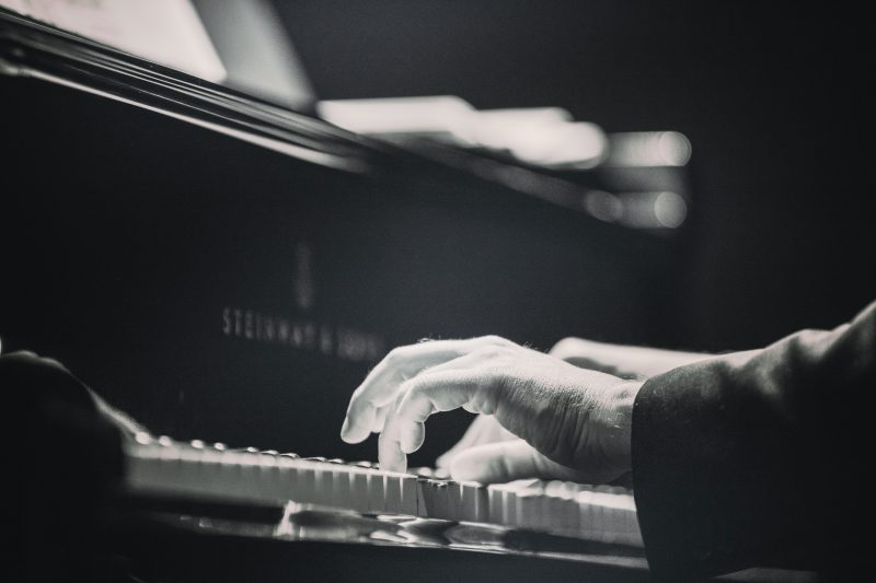 image of piano playing for to show it as a sleep sound